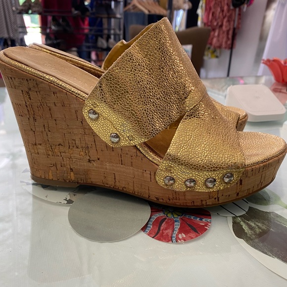 Nine West Jaimy gold wedge - Picture 2 of 7